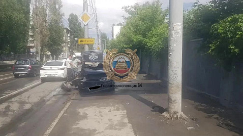 «Ладу» смяло в столкновении со столбом на Чернышевского